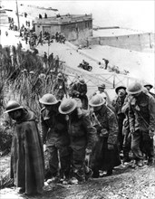 Dunkerque. Soldats français et anglais prisonniers quittant les plages (1940)