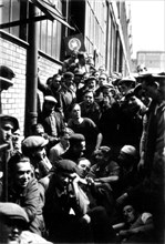 Pendant la grève, des ouvriers écoutent de la musique dans les usines, 1936