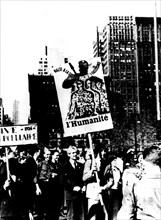 A New York, les ouvriers américains fêtent la victoire du front populaire en France (1936)