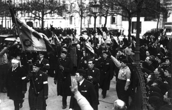 Défilé des groupements "Solidarité française", "Jeunesses patriotes", "Croix de feu", "Camelots du roi"