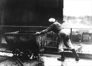 Femmes travaillant dans les mines, vers 1900