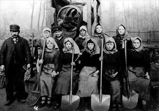 Groupe de femmes travailant dans les mines de Denain
