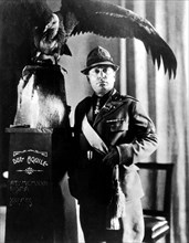 Mussolini dans son nouvel uniforme de caporal honoraire