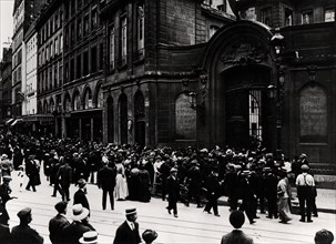 Crowd waiting in front of the 'Caisse d'Epargne' bank, 1914