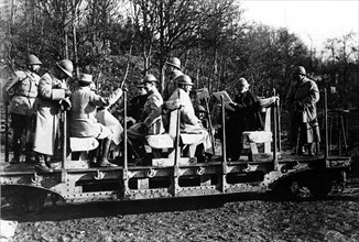 Réguéville en Haye. Le président Poincaré et le général Roques sur un wagon Decauville