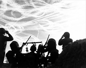 Contre-attaque du IIIème corps d'armée vers Bastogne. Soldats observant le combat aérien entre avions américains et allemands