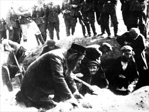 Jewish people digging their own grave, before being executed