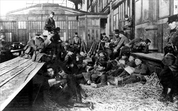 Grève des cheminots : Soldats dans la consigne de la gare Saint-Lazare occupée militairement