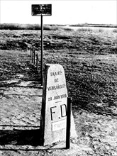 Traité de Versailles :Borne frontière posée sur le Territoire de Dantzig après le Traité à la limite du territoire