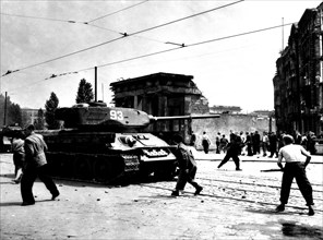 East Berlin: people throwing stones against Soviet tanks