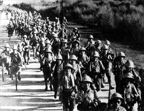 Guerre du Pacifique : Colonne d'infanterie japonaise marchant sur Manille