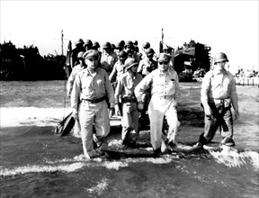 Guerre du Pacifique : Le général MacArthur après son débarquement à Lingayen dans le golfe des Philippines