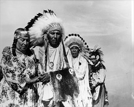Les Indiens canadiens. Un groupe de Carlston Alberta joue la Danse du soleil