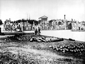 Richmond canal basin: in the background, there's the Capitole and the Bureau of Customs