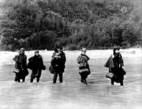 La ruée vers l'or en Alaska : Actrices sur le chemin du Klondike traversant la rivière Dyea