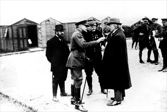 M. Lloyd George, sir Douglas Haig, le général Joffre et M. Thomas au quartier général de la 14ème armée