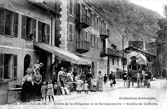 Carte postale. Fontan (Alpes-Maritimes). Visite de la diligence à la gendarmerie