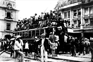 Après les jours de grande tension, le peuple de la capitale se rend compte, le 25 mai 1911, que les 30 années du gouvernement de Porfirio Diaz sont terminées. L'enthousiasme se traduit par des manifst...