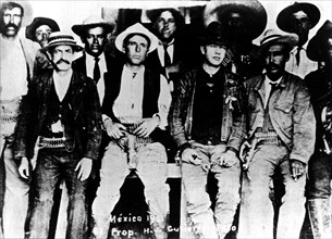 Soldats combattants contre l'armée fédérale de Casas Grandes. Le 4ème, en partant de la gauche est Eduardo Hay, chef de l'état-major de Madero