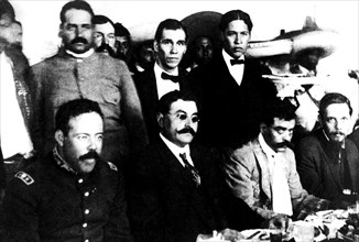 Villa, Eulalio Gutierrez et Emiliano Zapata réunis lors d'un banquet entre la présidence de Huerta et celle de Carranza