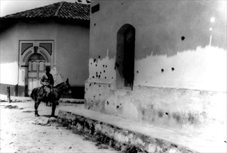 Mur criblé de balles lors de l'utilisation d'une mitraillette par les forces de Sandino (rebelles)