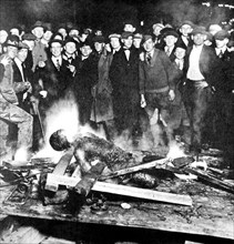 "The Inexpressible" : a group of white men burn a black man alive
