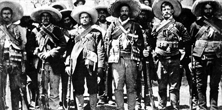 Le colonel Francisco Villa et les membres de son état-major exhibant leur armement avant d'attaquer Ciudad Juarez