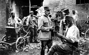 Pétain visitant un cantonnement