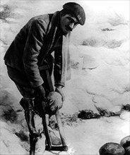 Dans les Vosges, soldat coupant du pain