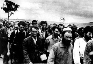 Juifs en route pour un camp de concentration