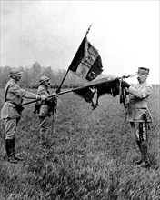 Le général Pétain décore deux drapeaux de la Cote 304 (attaque du 17 juillet)