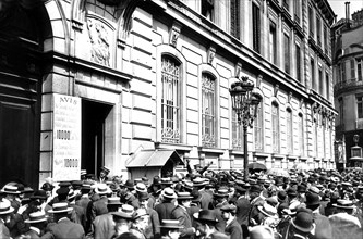 Crowd outside the Bank of France