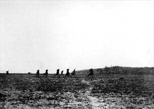 In Nomeny, soldiers running to the front line