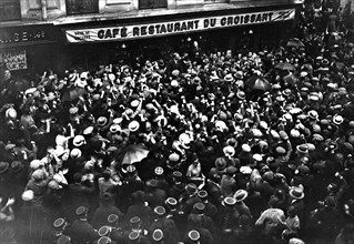 Anniversaire de l'assassinat de Jean Jaurès : La foule devant le restaurant du Croissant