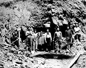 Mineurs devant l'entrée d'une mine dans le Montana