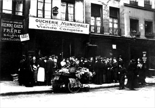 Restrictions during and after the war: people queuing in front of the butcher's shop