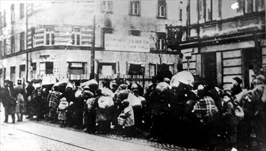 Ghetto de Varsovie. Un convoi à l'entrée du ghetto