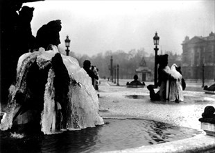 Paris. Les fontaines gelées de la place de la Concorde