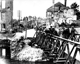 The King of England, George V, and the Prince of Wales on the remaining part of the Peronne bridge (Somme)