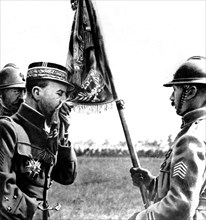 Le général Gouraud baise le drapeau de l'un de ses régiments