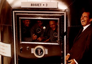 Après l'alunissage d'Apollo II, le président Nixon parle aux trois astronautes (1969)