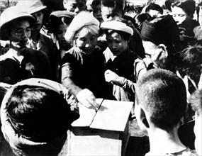 Sous le régime démocratique républicain vietnamien, hommes et femmes participent aux élections (1954)