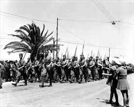 Des enfants français saluent les troupes coloniales à Tunis (1943)