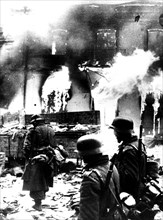 Soldats allemands devant une ville en flammes