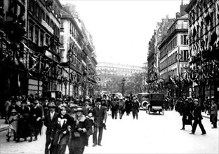 The parade of the victory in Paris: crowd after the troops' parade