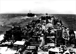 Débarquement. "Marines" munis de leur équipement sur le pont d'un navire de débarquement de type LST en route pour Cap Gloucester, Nouvelle Bretagne