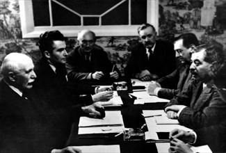 Conseil national du gouvernement de Vichy. Pétain à gauche et Laval à droite