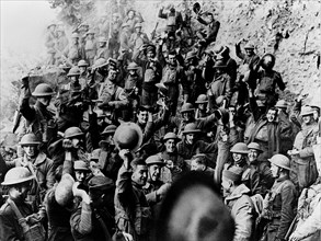 Les soldats américains accueillent avec joie la fin des hostilités à Jaulny le 11 novembre 1918