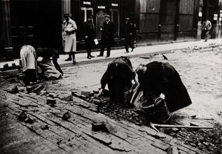 Travail des femmes ramassant des pavés, 1917