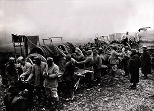 Distribution de vin aux troupes, 1916
